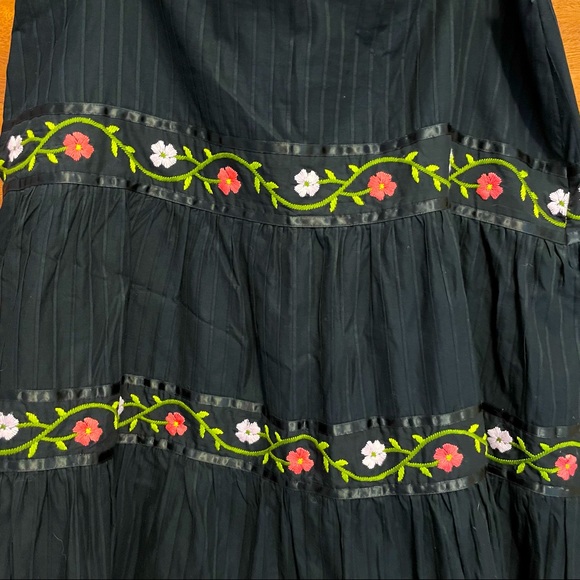 Venezia Black Skirt with Embroidered Flowers - Picture 3 of 8